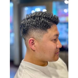 【波打ちカール × フェード】男らしさ際立つ大人パーマ