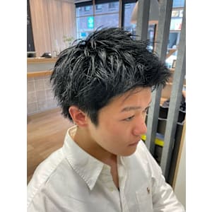 黒髪無造作スパイキーショート