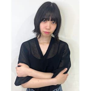 暗髪カラー グレージュ 外ハネボブ 前髪あり 20代 30代