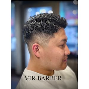 【波打ちカール × スキンフェード】男らしさ際立つ大人パーマ