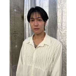 ステップボーンカットメンズヘア/センターパート