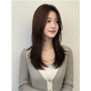 セミロング レイヤーカット 顔周り センターパート 透明感