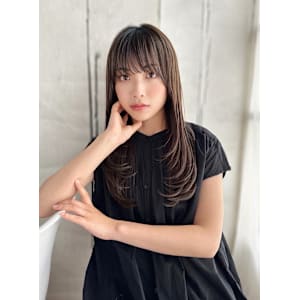 大人可愛い内巻きレイヤースタイル