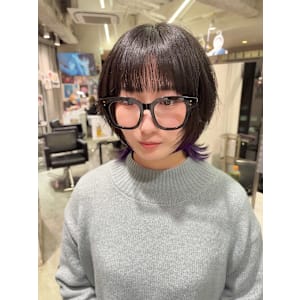 	 ウルフカット インナーカラー メガネ