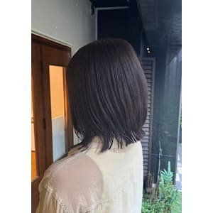 【ミディアムウルフ×ダークブルー】艶めく美人シルエット