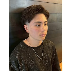 刈り上げ 短髪 20代 センターパート  ナチュラルパーマ