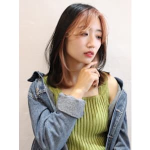 ミディアムレイヤー　ピンクベージュ　フェイスフレーミング