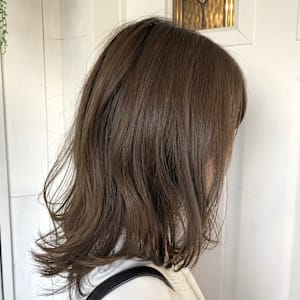 艶のあるアッシュベージュカラー