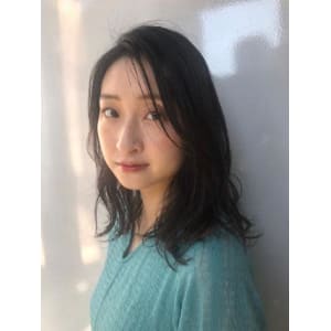 黒髪ミディアムレイヤー