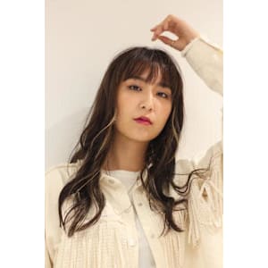 ハイトーンインナーカラーのロングスタイル