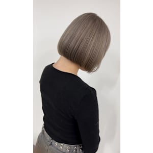 丸みシルエット×シルバーグレージュで透明感あふれる艶ボブ✨