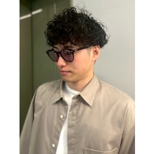 波巻きスパイラルパーマ 束感 眉カット ツーブロック 20代