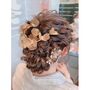 特別な日を彩る華やかアレンジ。