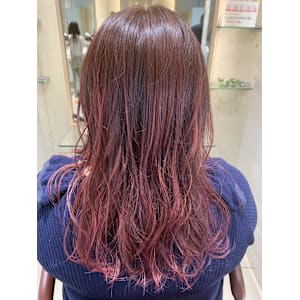 柔らかさ引き出すピンクカラー