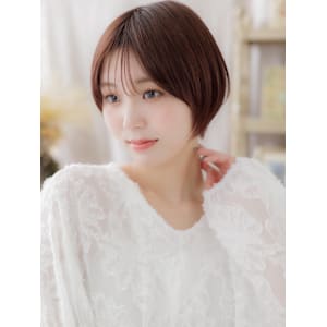 艶カラー前下がりショートヘルシースタイル　フェザーショート