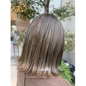 透明感と垢抜け叶える寒色カラー