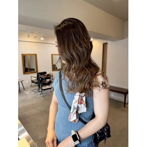 くすみベージュ×大人ウェーブロング - SCALE【スケール】掲載中