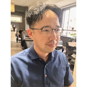 大人男性に人気！ボリュームがでるセンターパートスタイル