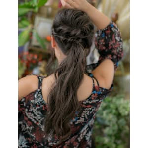 大人かわいいこなれ感 色っぽ小顔ヘアアレンジ　マロンベージュ