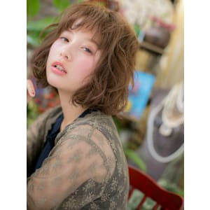 媚びない女子の大人かわいい無造作ミディアム　くすみベージュ