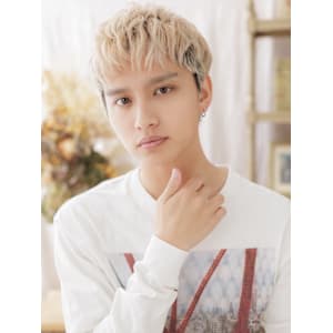 ブリーチデザイン波打ちパーマ金髪マッシュ　フェザーショート