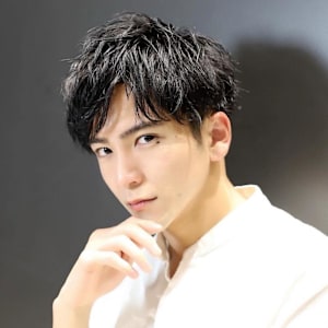 上げも下ろしも分けもいけるツイストパーマ