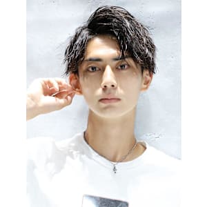 春夏にぴったりの爽やかなツイストアップバングショートスタイル