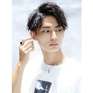 春夏にぴったりの爽やかなツイストアップバングショートスタイル