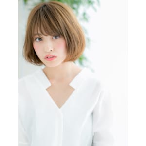 キャラメルベージュでオン眉ミニボブ