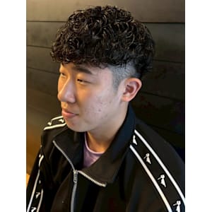 スパイラルパーマ ツーブロックマッシュ 刈り上げショート