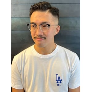 バーバー 七三分け フェードカット 黒髪ショート ビジネス