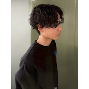 波巻きスパイラルパーマ センターパート メンズミディアム