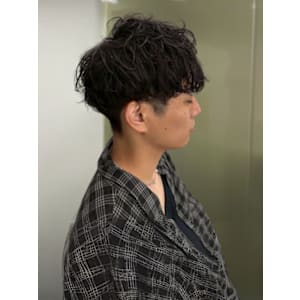 ツーブロック スパイラルパーマ メンズショート 束感 20代