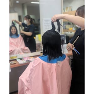 スペイン人女性もストレートパーマをします。