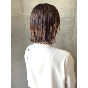 ハイライト 外ハネ　顔周りカット くびれミディ ブリーチ 