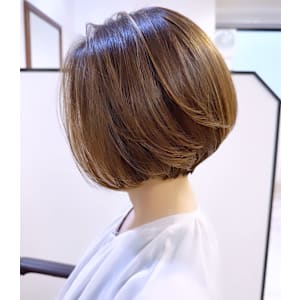 くびれ×丸みで小顔見せ◎上品ショートボブ