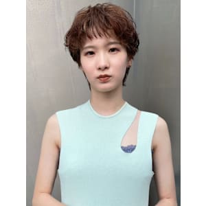 ブラウンベージュ　オン眉　ショートパーマ　プードルパーマ