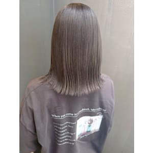 切りっぱなし 外ハネ グレージュ 透明感カラー 髪質改善