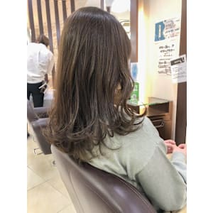 オリーブベージュ