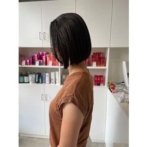 酸性縮毛矯正で柔らかい質感とまとまるスタイルにしました。