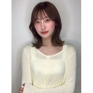 ミディアムレイヤー くびれ オリーブベージュ 外ハネ 20代