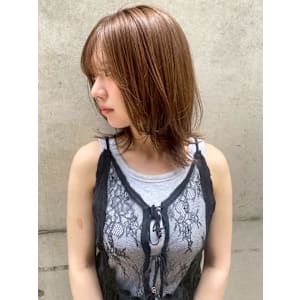 ラテベージュ ミディアムレイヤー 外ハネ シースルーバング