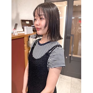 外ハネ 顔周りカット ボブレイヤー アッシュグレー 艶髪 