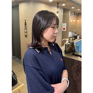 ダークワインレッド/暖色カラー/くびれヘア/ミディアムヘア