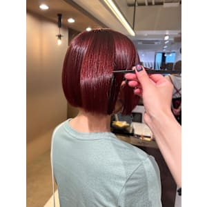 ワインレッドカラー/暖色カラー/水素カラー/艶髪/ミニボブ