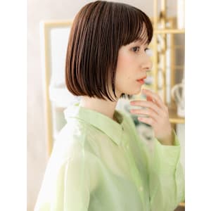 グレージュアッシュ前下がり切りっぱなしボブ　細めハイライト