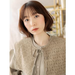 外ハネくびれカール切りっぱなしボブレイヤー　フェザーショート