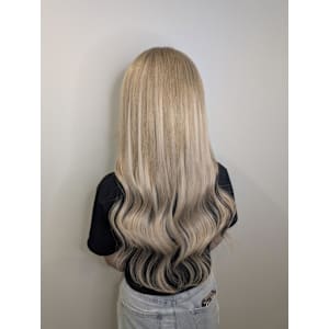 グレージュカラーで透明スタイル