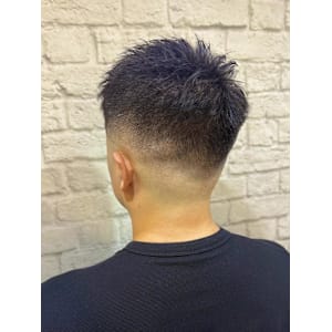 ラフな束感で作るソフトモヒカンフェード - グレイスフルバーバー プラチナム【グレイスフルバーバー プラチナム】掲載中