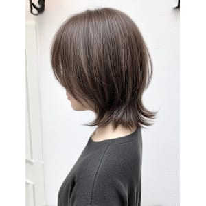 ミディアム ウルフヘア 外ハネ くびれヘア アッシュカラー
